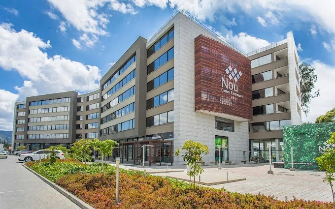 Fachada del Centro Empresarial Nou, donde se encuentra la oficina de Unitty en Cajicá